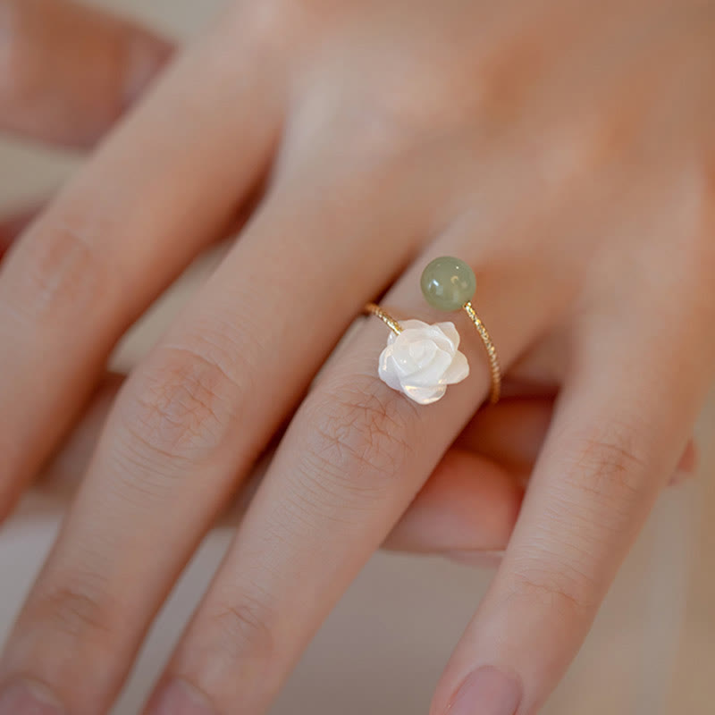 Anello di benedizione con perline di giada e fiore di rosa in pietra tridacna placcata in oro 14K Buddha Stones