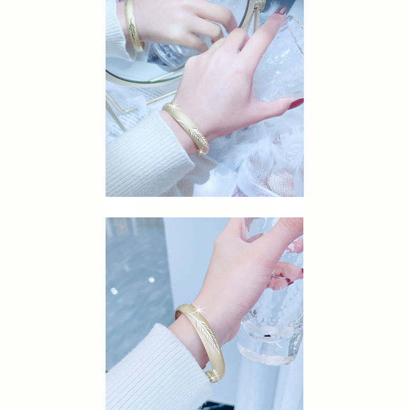 Bracciale rigido in rame con motivo inciso a forma di cuore con piume Buddha Stones, modello Wealth