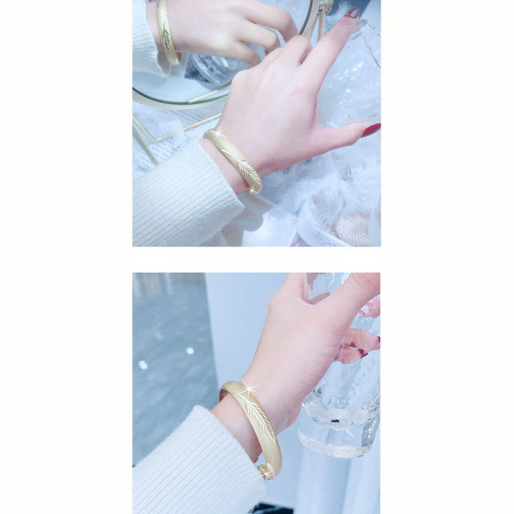 Bracciale rigido in rame con motivo inciso a forma di cuore con piume Buddha Stones, modello Wealth
