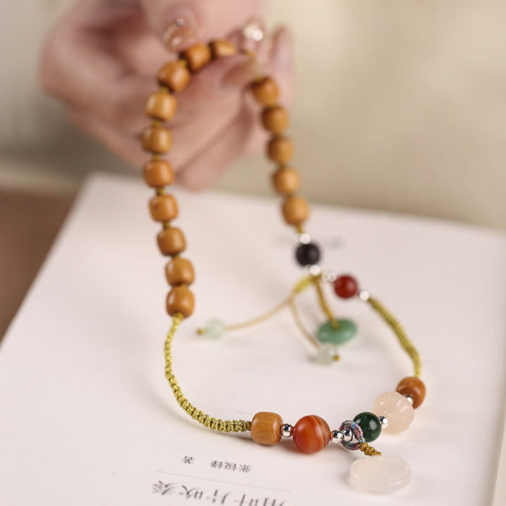 Braccialetto a doppio giro rilassante con fibbia della pace, ciondolo in legno di sandalo verde e calcedonio Buddha Stones