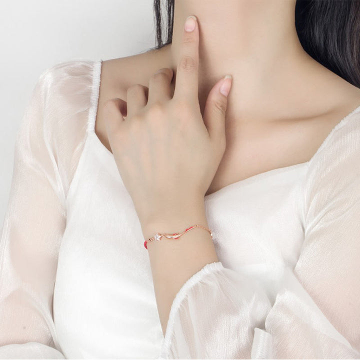 Braccialetto in corda rossa intrecciata con stella di loto e pesce koi in argento sterling 925 Buddha Stones