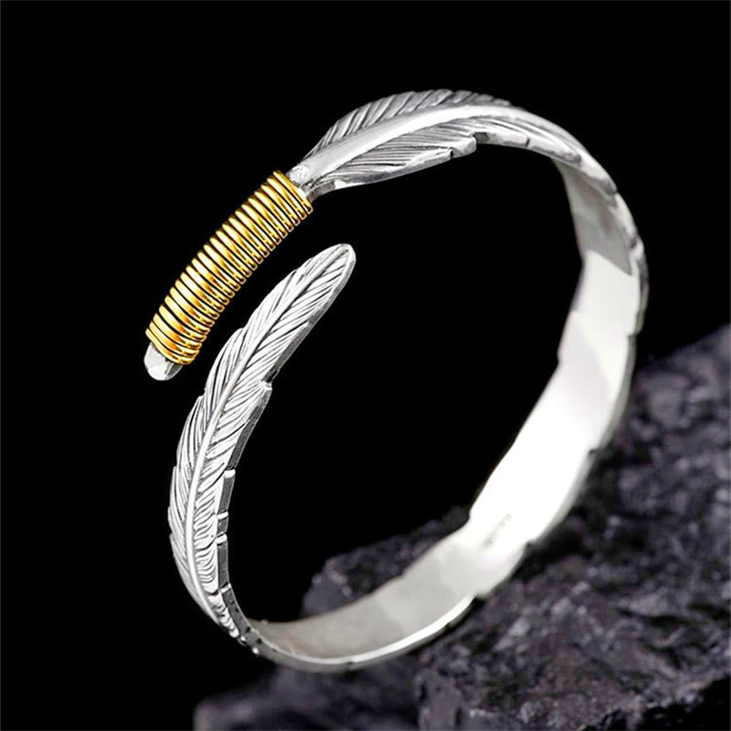 Braccialetto con polsino della fortuna inciso con motivo a piume Buddha Stones
