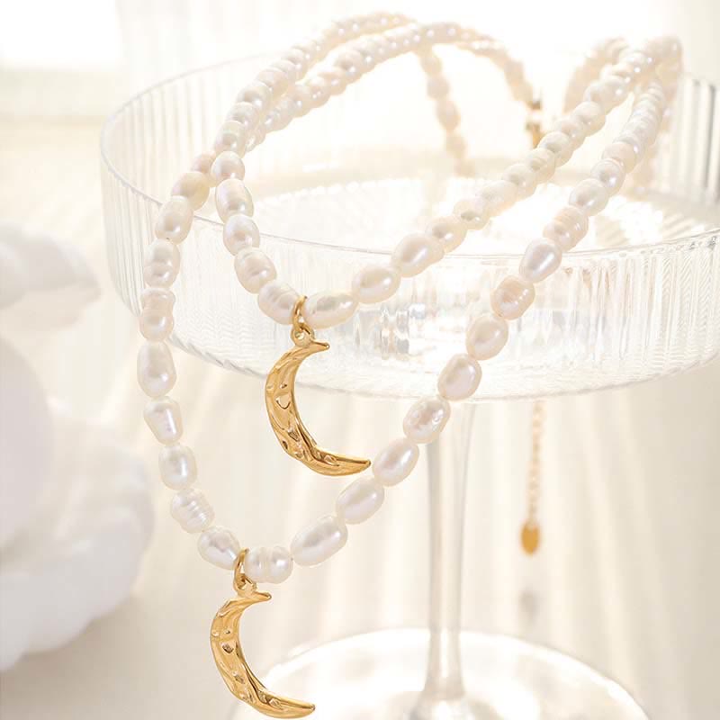 Collana con ciondolo a forma di mezzaluna in perle e luna calma