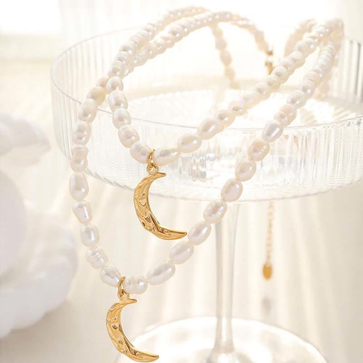 Collana con ciondolo a forma di mezzaluna in perle e luna calma
