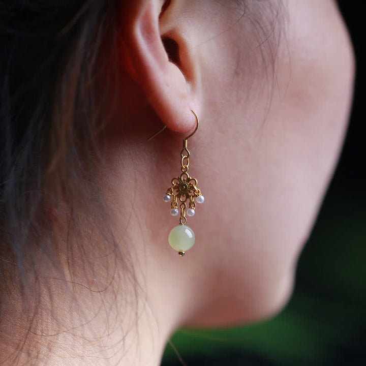 Orecchini pendenti con motivo floreale in giada Hetian placcati in oro 14K - image 2