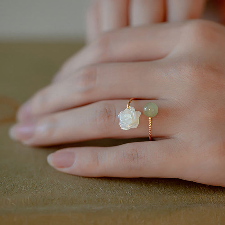 Anello di benedizione con perline di giada e fiore di rosa in pietra tridacna placcata in oro 14K Buddha Stones
