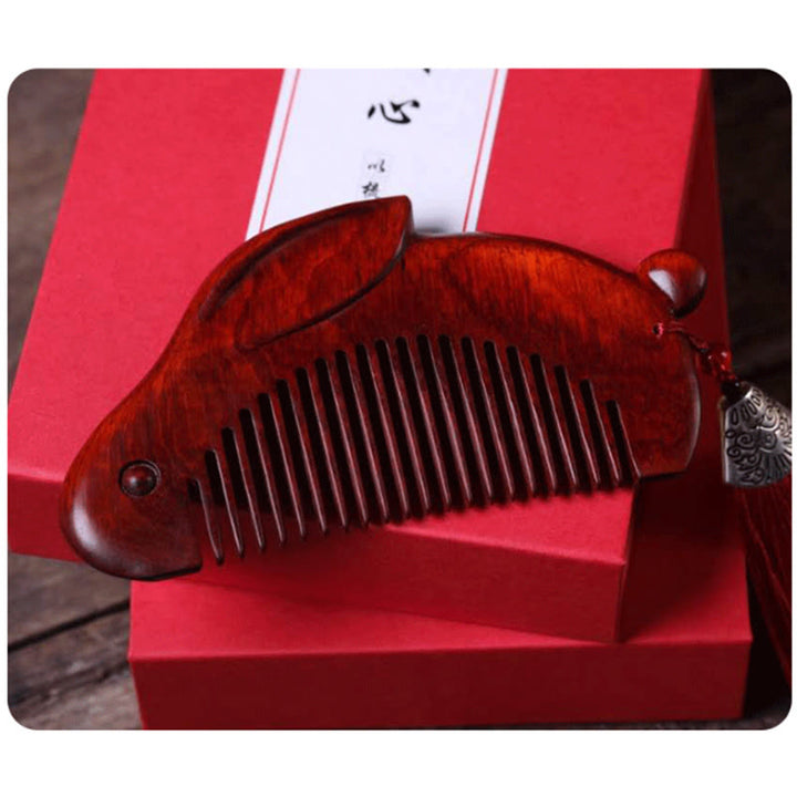 Pettine lenitivo a forma di coniglietto con piccola foglia di sandalo rosso e scatola regalo