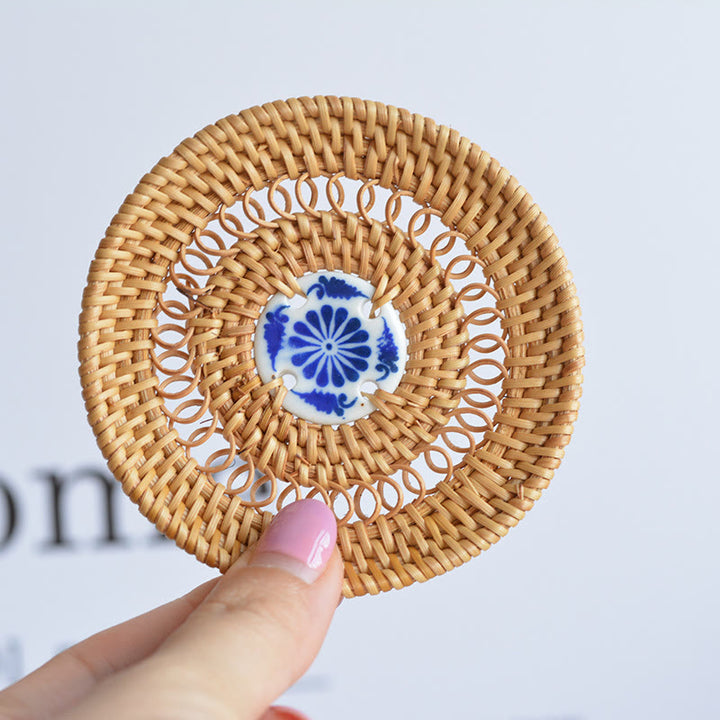 Sottobicchiere per tazza da tè in rattan con motivo floreale in ceramica