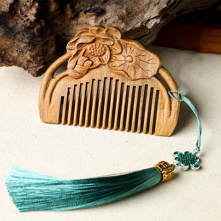 Pettine lenitivo inciso con foglia di fiore di loto in legno di sandalo verde naturale
