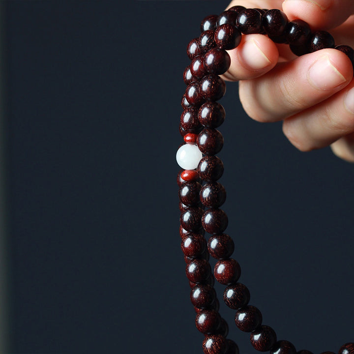 Braccialetto di equilibrio Mala di loto in legno di sandalo rosso con piccole foglie tibetane Buddha Stones