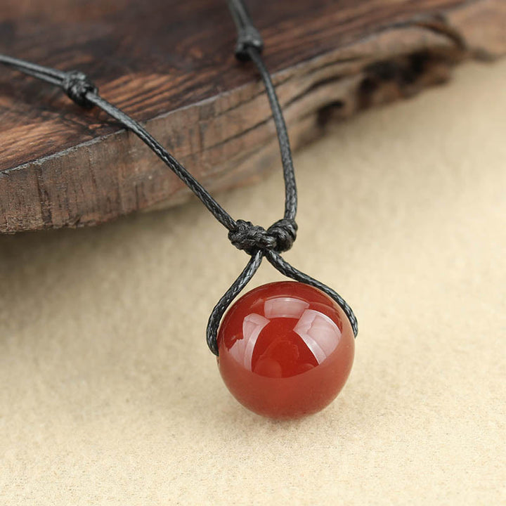 Collana con ciondolo in corda di pelle con perline di agata rossa e Buddha Stones