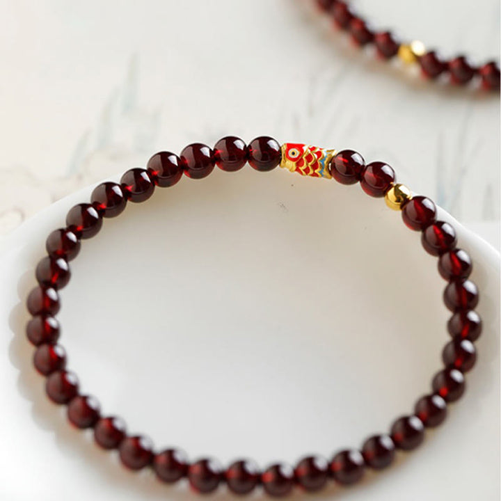 Braccialetto di protezione in granato naturale con pesce koi in oro 999 Buddha Stones