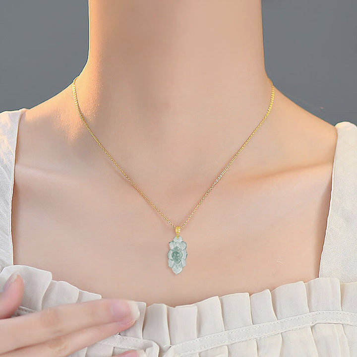 Collana con ciondolo della prosperità con motivo a loto in giada naturale in oro 18 carati Buddha Stones - image 6