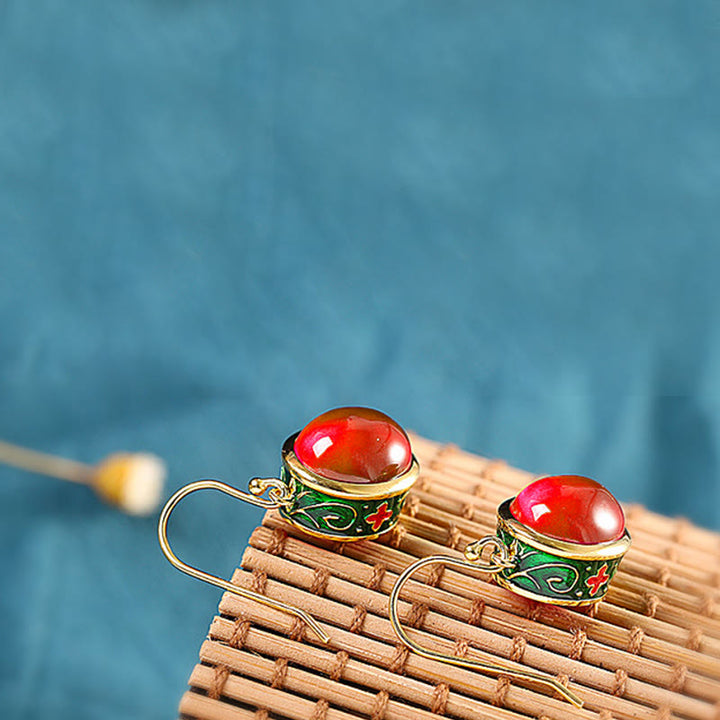 Orecchini pendenti rotondi con gancio in corindone rosso Buddha Stones Confidence