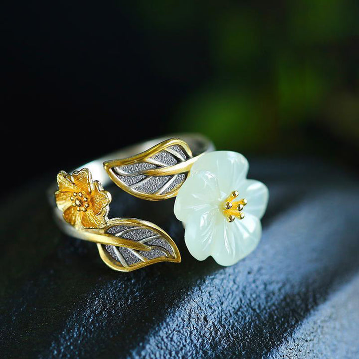 Anello portafortuna con fiore di prugna in giada bianca e rame placcato argento 925 Buddha Stones