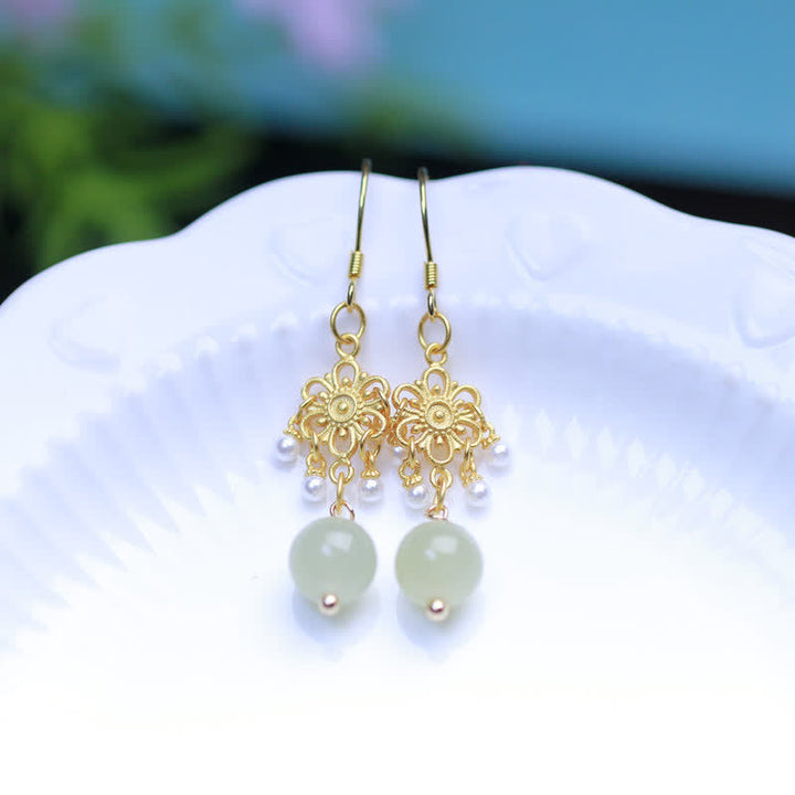 Orecchini pendenti con motivo floreale in giada Hetian placcati in oro 14K