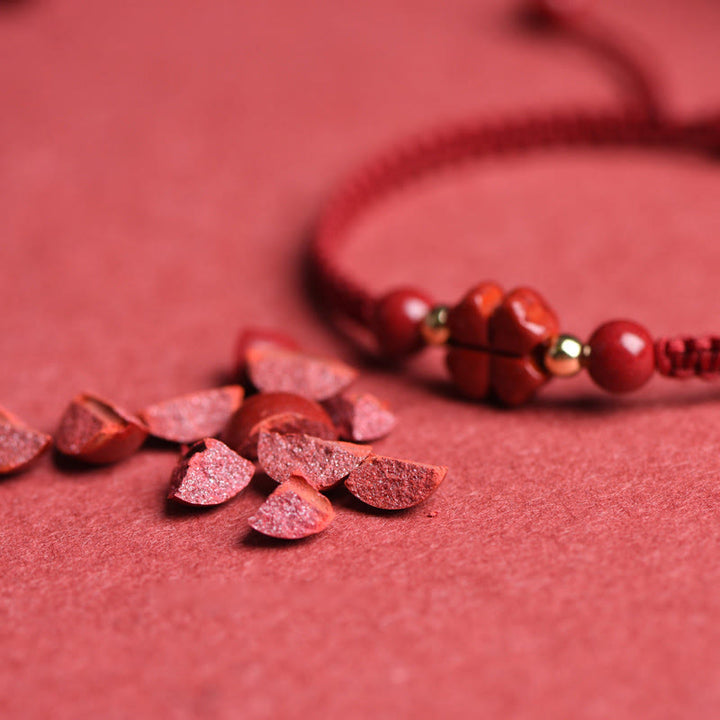 Buddha Stones Quadrifoglio Fiore a cinque petali Cinabro Benedizione Braccialetto con filo rosso