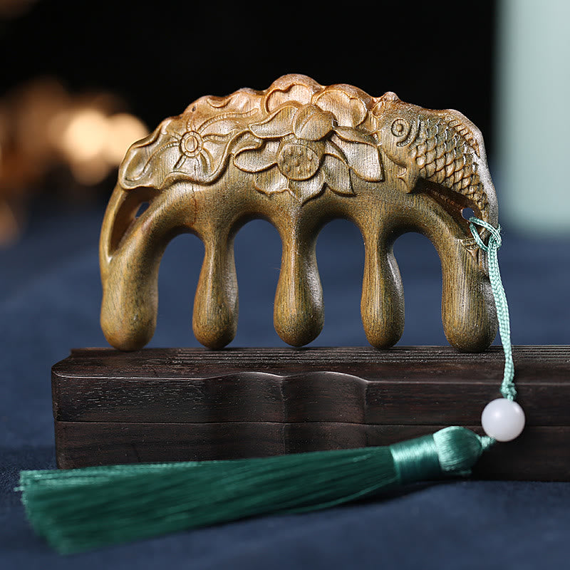 Pettine con nappa lenitiva inciso con fiori di prugna, fiori di loto e pesce koi in legno di sandalo verde