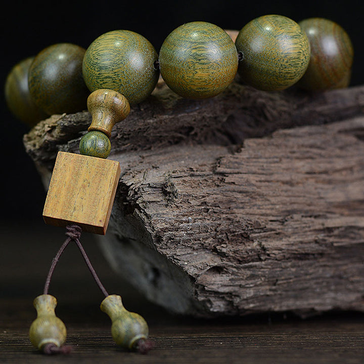 Braccialetto di cura in legno di sandalo verde tibetano Buddha Stones