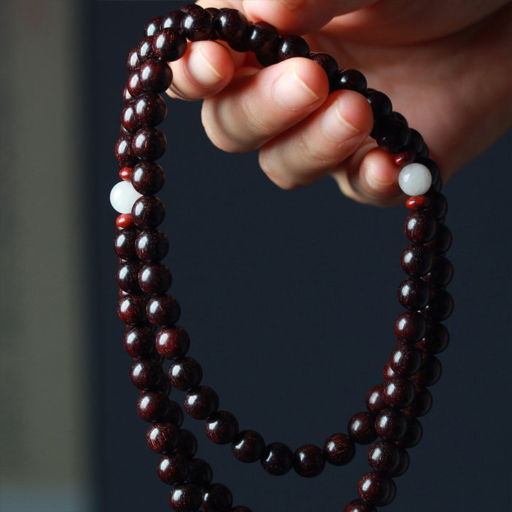 Braccialetto di equilibrio Mala di loto in legno di sandalo rosso con piccole foglie tibetane Buddha Stones