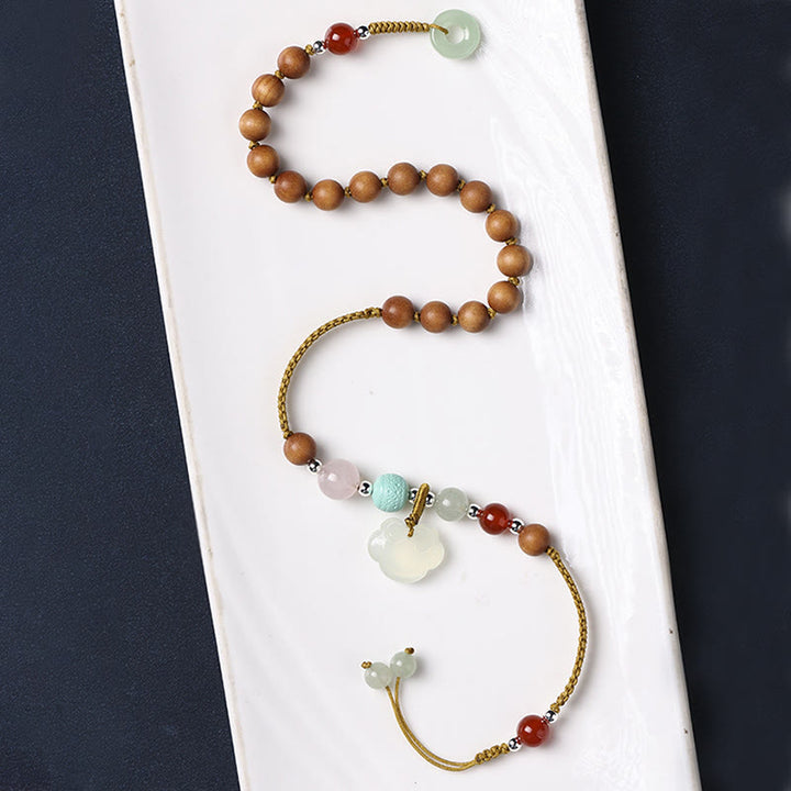 Braccialetto a doppio giro rilassante con fibbia della pace, ciondolo in legno di sandalo verde e calcedonio Buddha Stones