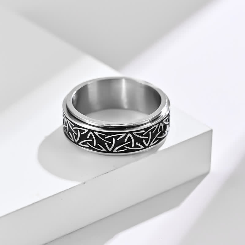 Anello girevole calmo in acciaio al titanio con nodo triangolare in Buddha Stones