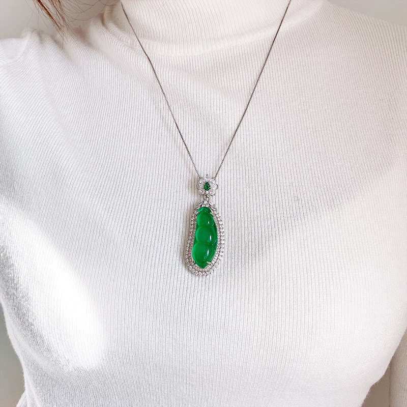 Collana con ciondolo portafortuna in giada ciano e fagiolo della fortuna