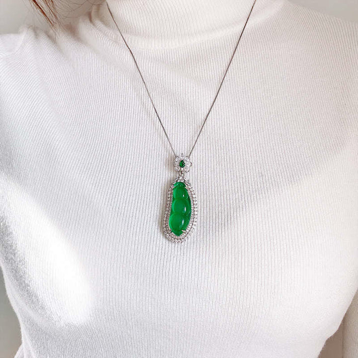 Collana con ciondolo portafortuna in giada ciano e fagiolo della fortuna