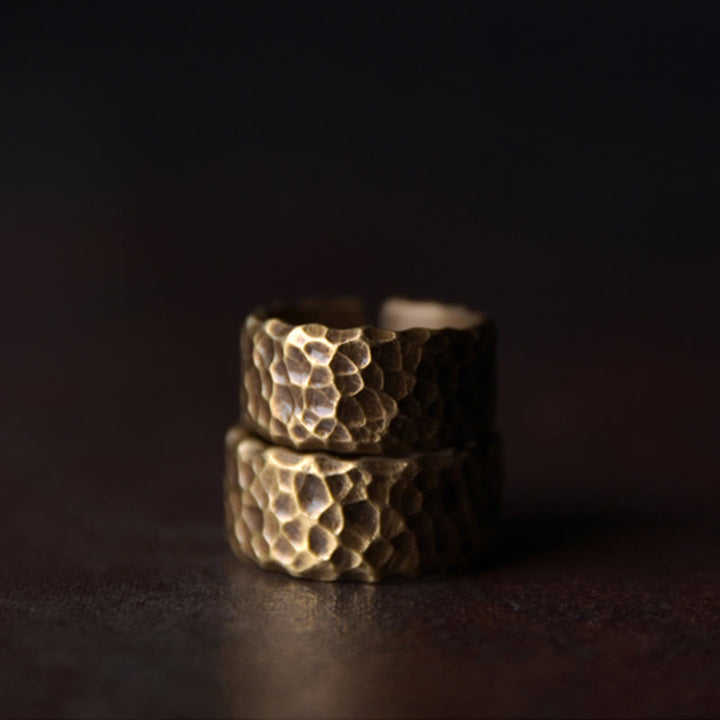 Anello portafortuna in ottone e rame con motivo a rilievo tibetano