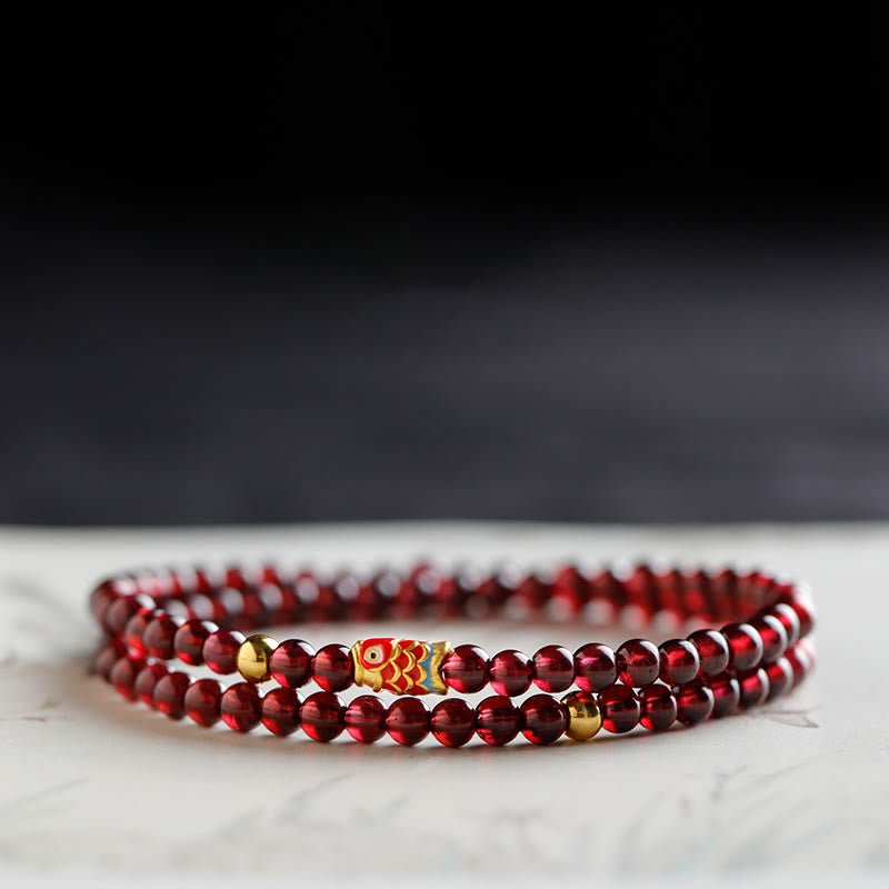Braccialetto di protezione in granato naturale con pesce koi in oro 999 Buddha Stones