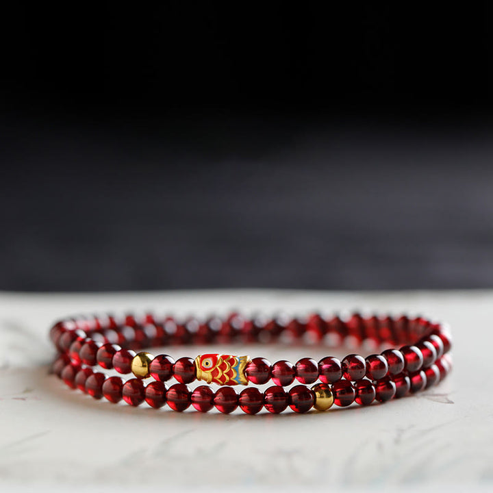 Braccialetto di protezione in granato naturale con pesce koi in oro 999 Buddha Stones