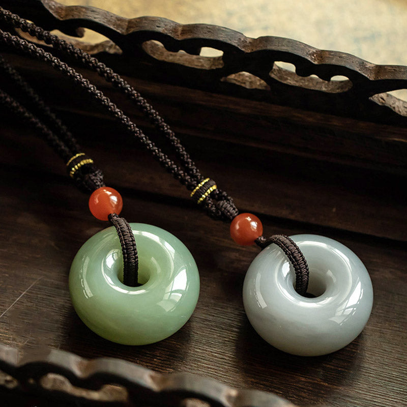 Buddha Stones Giada rotonda naturale Giada grigia Fibbia della pace Collana con ciondolo portafortuna