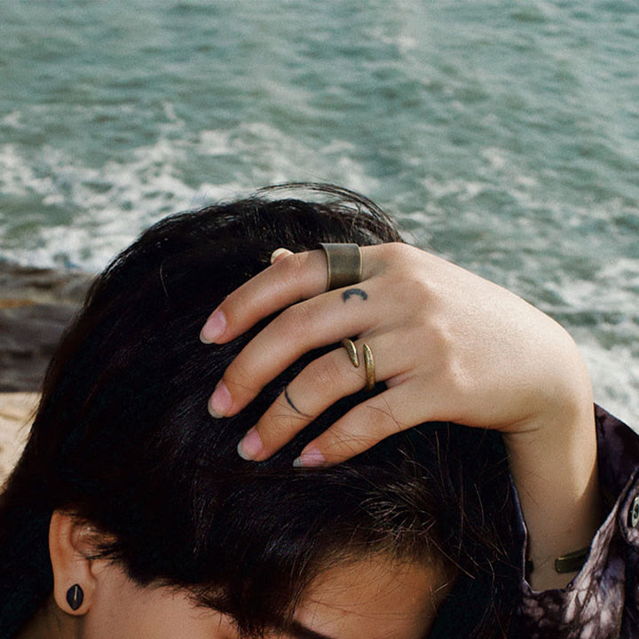Anello regolabile con design semplice in rame Buddha Stones e portafortuna