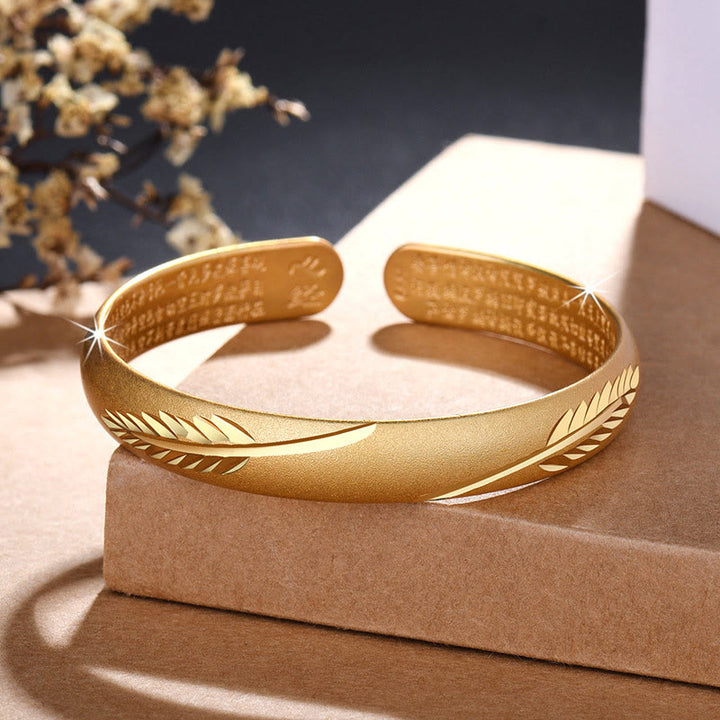 Bracciale rigido in rame con motivo inciso a forma di cuore con piume Buddha Stones, modello Wealth