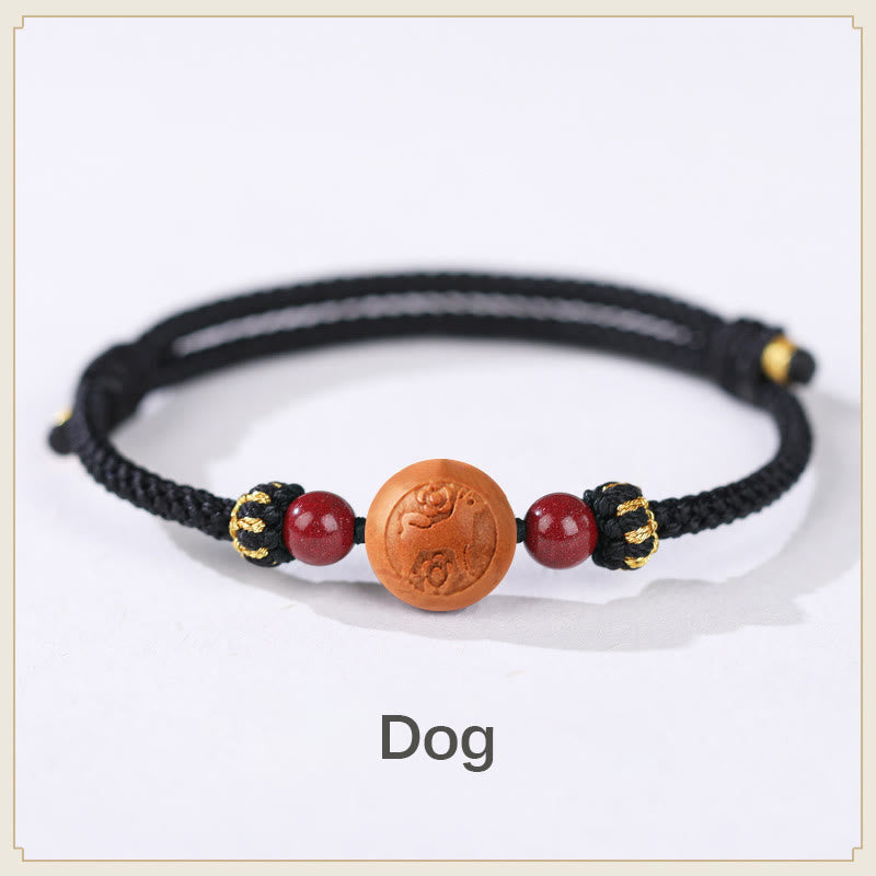 Braccialetto della ricchezza in cinabro intagliato con carattere dello zodiaco cinese Fu in legno di pesca naturale Buddha Stones