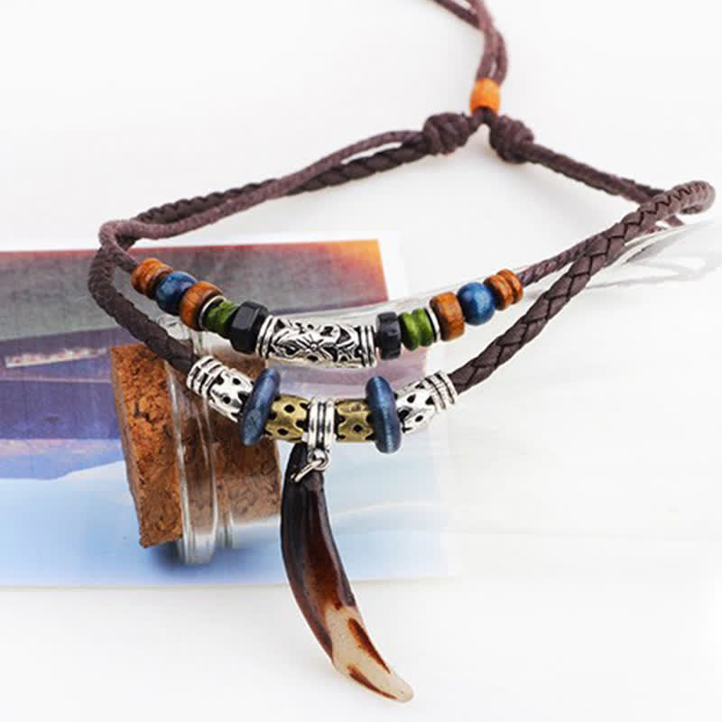Collana con ciondolo etnica con motivo a denti di lupo e perline, simbolo della ricchezza