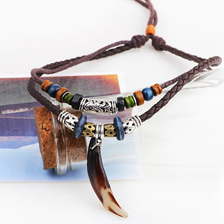 Collana con ciondolo etnica con motivo a denti di lupo e perline, simbolo della ricchezza