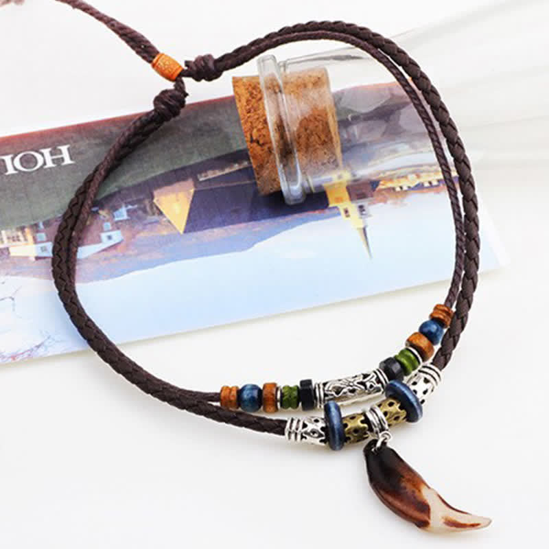 Collana con ciondolo etnica con motivo a denti di lupo e perline, simbolo della ricchezza