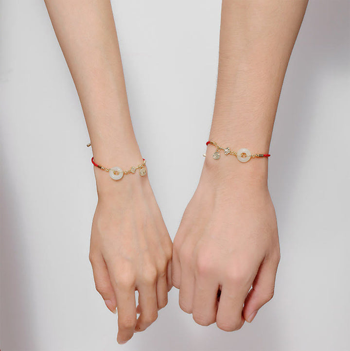 Braccialetto in corda rossa con fibbia della pace in giada Hetian placcato oro 18K con carattere Fu e Buddha Stones