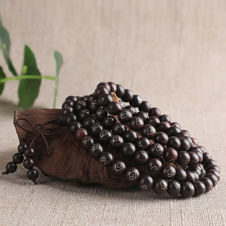 Braccialetto di protezione con piccole foglie di sandalo rosso intarsiate in argento sterling 925 Buddha Stones carattere Om Mani Padme Hum e nuvole di buon auspicio
