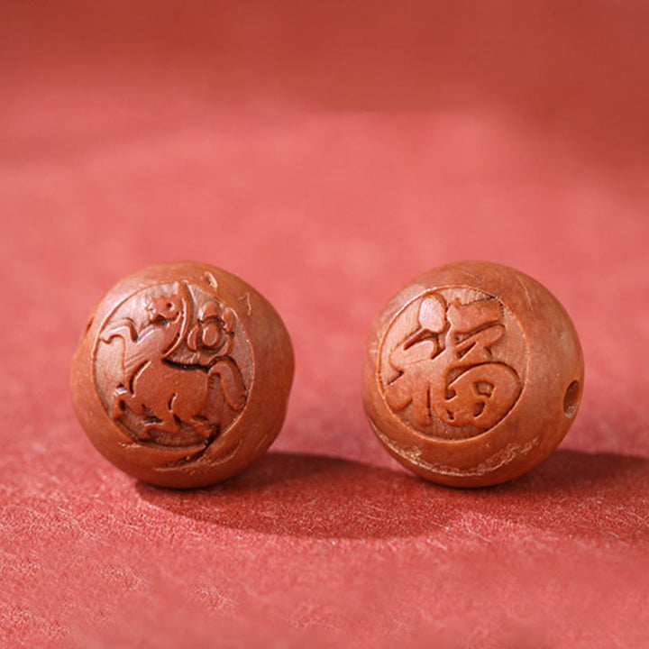 Braccialetto della ricchezza in cinabro intagliato con carattere dello zodiaco cinese Fu in legno di pesca naturale Buddha Stones