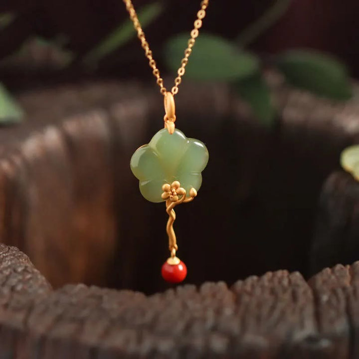 Collana con ciondolo della prosperità in agata rossa e giada con fiore di prugna d'epoca