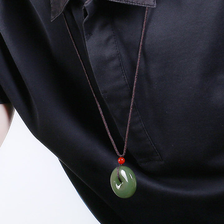 Collana con ciondolo a corda con fibbia della pace in giada rotonda naturale Buddha Stones