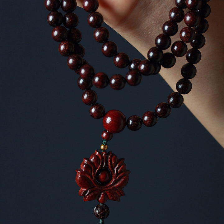 Braccialetto di equilibrio Mala di loto in legno di sandalo rosso con piccole foglie tibetane Buddha Stones
