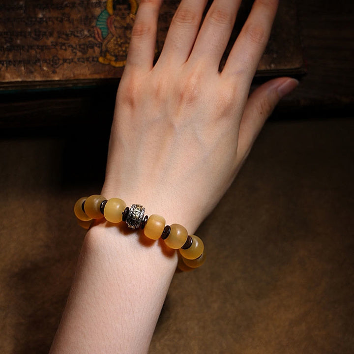 Braccialetto di auspicio Om Mani Padme Hum in corno di pecora tibetano fatto a mano con Buddha Stones