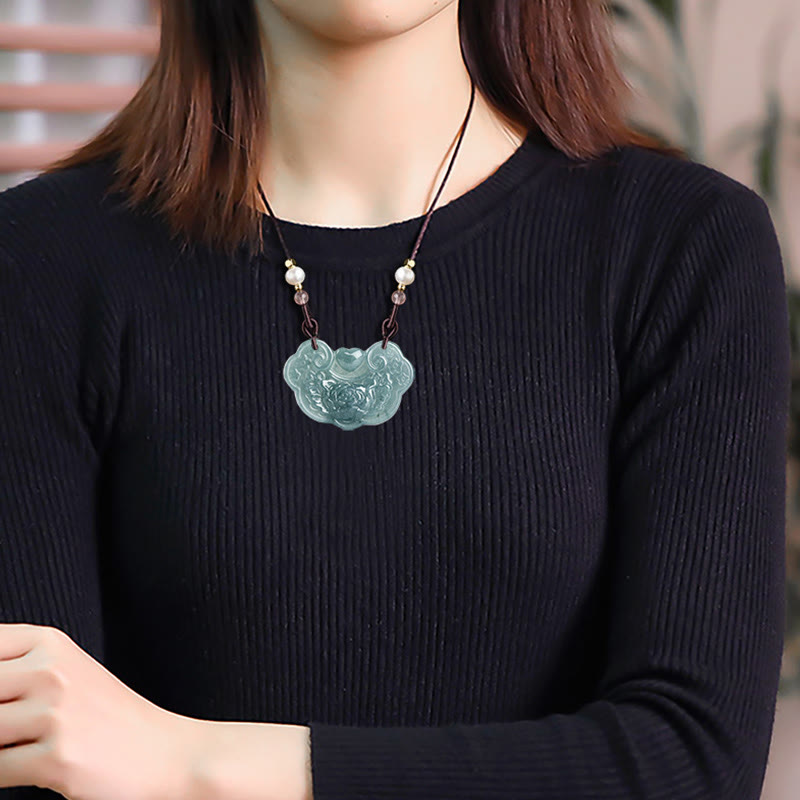 Collana con Buddha Stones a forma di fiore di peonia in giada naturale con ciondolo a forma di lucchetto di buoni auguri e prosperità