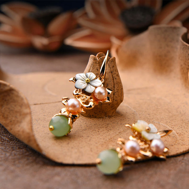 Orecchini pendenti in pietra di tridacna placcata in oro 14K con perle di avventurina verde e fiore di perle Buddha Stones