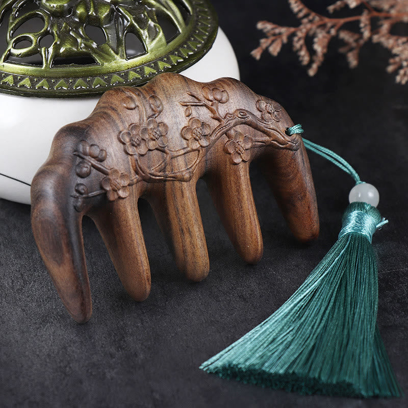 Pettine con nappa lenitiva inciso con fiori di prugna, fiori di loto e pesce koi in legno di sandalo verde