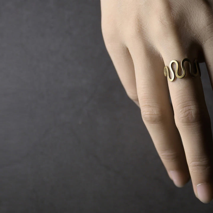 Anello regolabile in rame con design curvo in ottone semplice Buddha Stones, fortuna e ricchezza