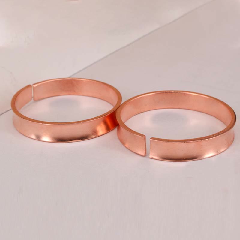 Bracciale rigido in rame con simbolo di ricchezza e fortuna